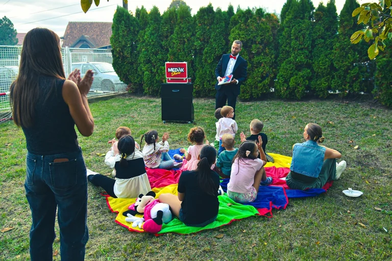madjionicarska predstava za decu u dvoristu igraonice