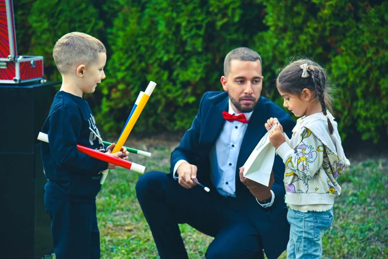 madjionicar ivan medzik izvodi magične trikove sa svojim asistentima