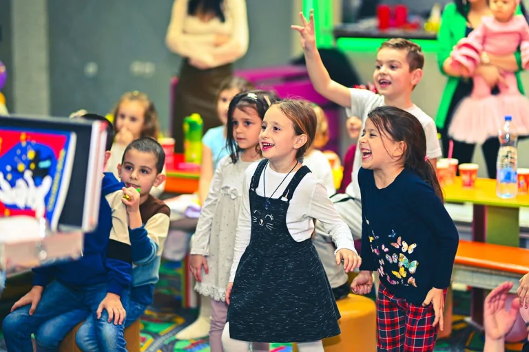 deca obožavaju da učestvuju u interaktivnoj mađioničarskoj predstavi