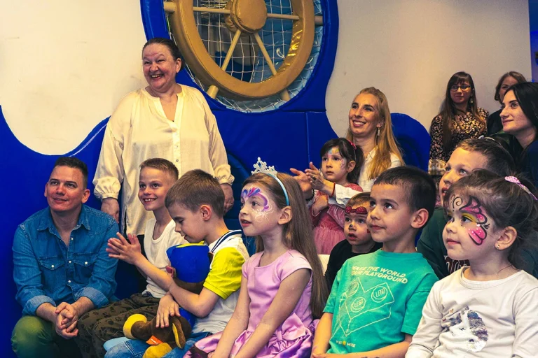 publika oduševljeno gleda mađioničarsku predstavu na dečijem rođendanu