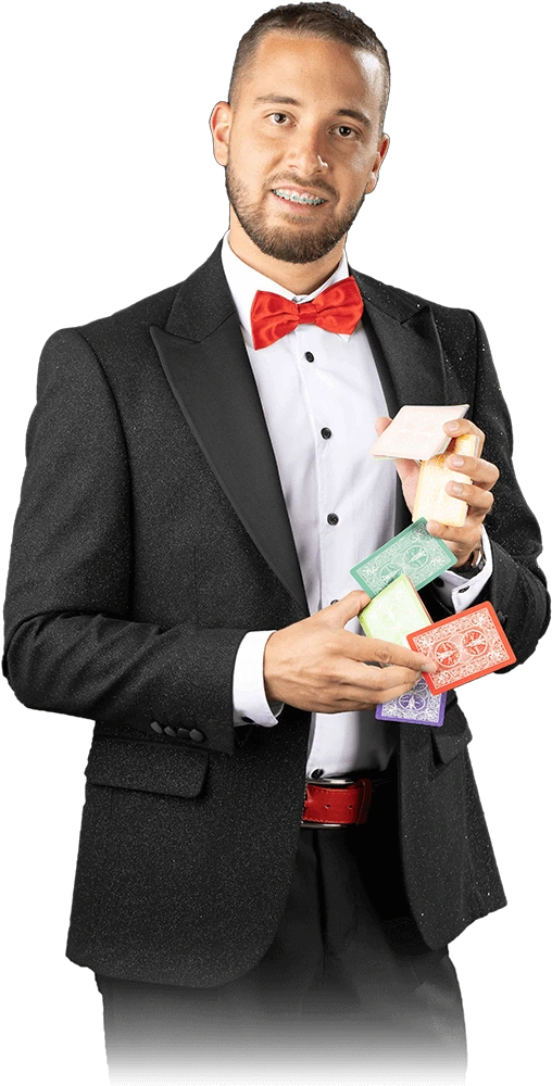 Ivan Medžik izvodi mađioničarski trik sa kartama