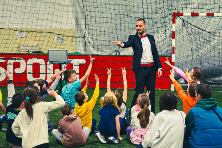 nasmejana deca ucestvuju u magicnoj predstavi fantasticnog madjionicara ivana medzika